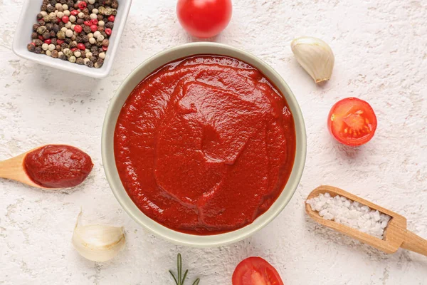 Skład Miską Smacznej Pasty Pomidorowej Czosnku Przypraw Białym Tle Grunge — Zdjęcie stockowe