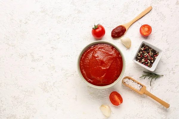 Sammansättning Med Skål Välsmakande Tomatpuré Vitlök Och Kryddor Vit Grunge — Stockfoto