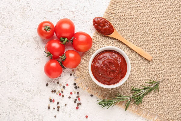 Napkin Bowl Spoon Tasty Tomato Paste White Grunge Background — Stock Photo, Image
