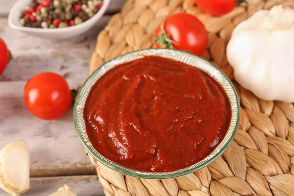Tapete Vime Com Tigela Saborosa Pasta Tomate Fundo Madeira — Fotografia de Stock
