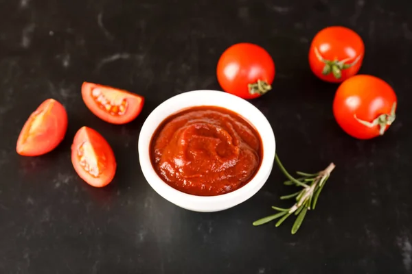 Tigela Saborosa Pasta Tomate Fundo Grunge Preto — Fotografia de Stock