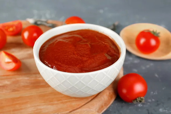 Bord Met Kom Smakelijke Tomatenpasta Blauwe Grunge Achtergrond — Stockfoto
