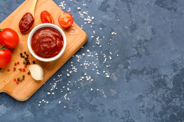 Composition Bowl Tasty Tomato Paste Spoon Peppercorns Salt Blue Grunge — Stock Photo, Image
