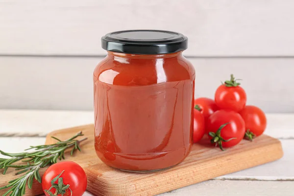 Bord Met Pot Smakelijke Tomatenpasta Witte Houten Ondergrond — Stockfoto