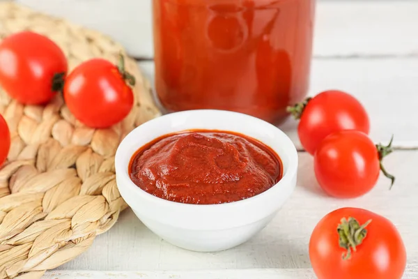 Schaal Van Smakelijke Tomatenpasta Witte Houten Achtergrond — Stockfoto