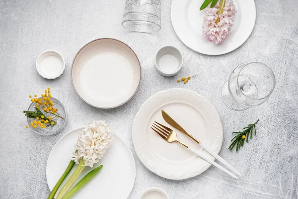 Összetétel Tiszta Ételekkel Evőeszközökkel Gyönyörű Virágokkal Szürke Grunge Háttéren — Stock Fotó