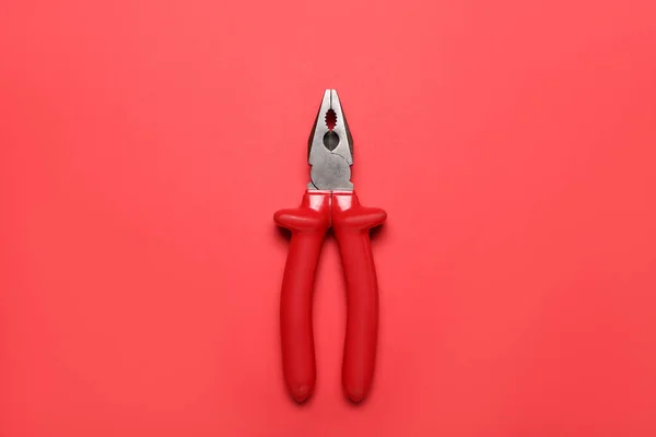 Renk Arkaplanında Kırmızı Pense — Stok fotoğraf