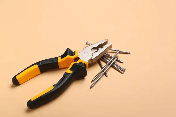 Pliers Nails Beige Background — Stock Photo, Image