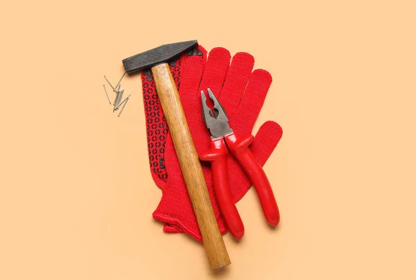 Tangen Hamer Nagels Handschoenen Beige Achtergrond — Stockfoto
