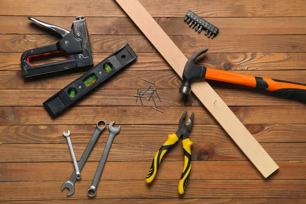 Zusammensetzung Mit Zangen Nägeln Brettern Und Werkzeugen Auf Holztisch — Stockfoto
