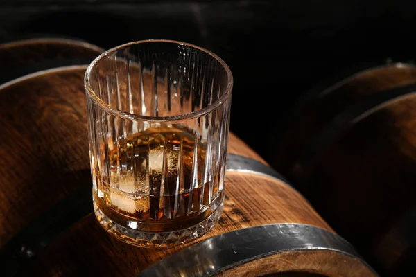暗い背景に冷たいウイスキーのガラスとオーク樽 — ストック写真