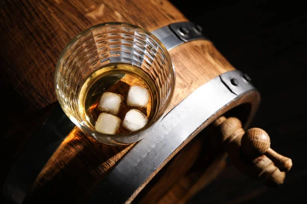 Dębowa Beczka Szklanką Zimnej Whisky Ciemnym Tle — Zdjęcie stockowe