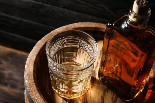 Dębowa Beczka Butelką Szklanką Zimnej Whisky Ciemnym Drewnianym Tle — Zdjęcie stockowe