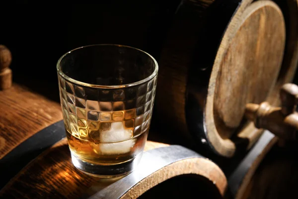 Szklanka Zimnej Whisky Drewnianymi Beczkami Zbliżenie — Zdjęcie stockowe