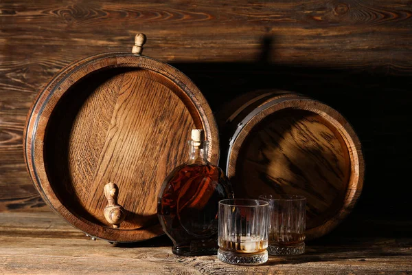 Beczki Dębowe Butelką Szklankami Zimnej Whisky Drewnianym Tle — Zdjęcie stockowe