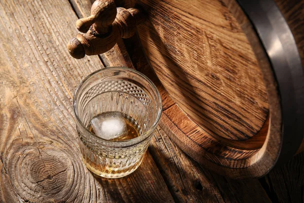 Vaso Sabroso Whisky Con Barril Roble Sobre Fondo Madera —  Fotos de Stock