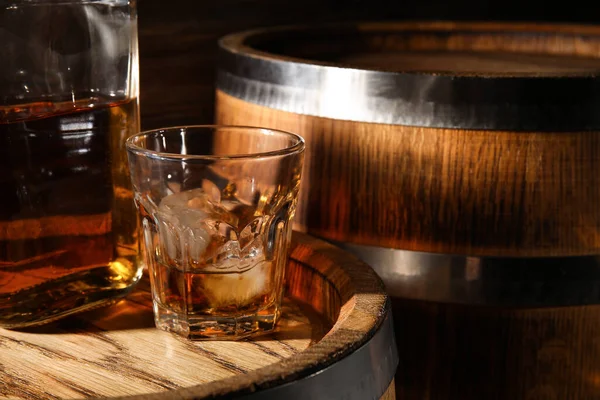 Vaso Whisky Frío Con Barricas Roble Sobre Fondo Madera — Foto de Stock