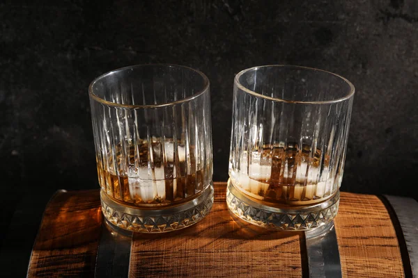 Lunettes Whisky Froid Sur Tonneau Bois Sur Fond Sombre — Photo
