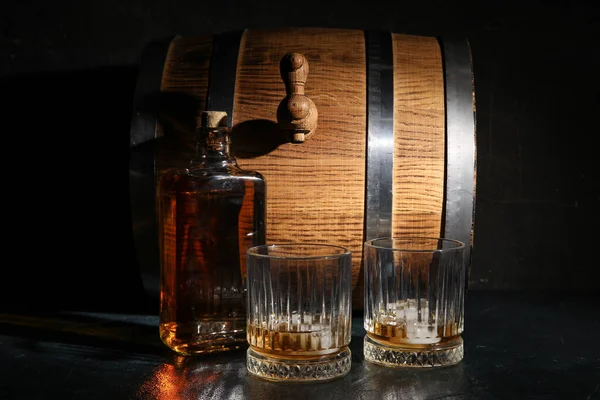 Bicchieri Bottiglia Whisky Freddo Con Botte Rovere Sfondo Scuro — Foto Stock