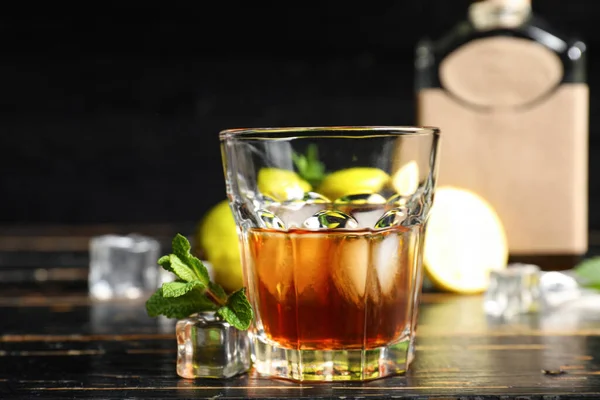 Bicchiere Rum Con Cubetti Ghiaccio Fondo Legno Scuro — Foto Stock