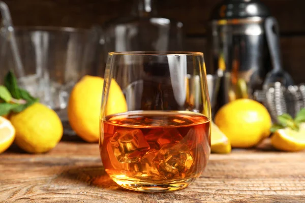 Glas Rum Met Ijsblokjes Houten Ondergrond — Stockfoto