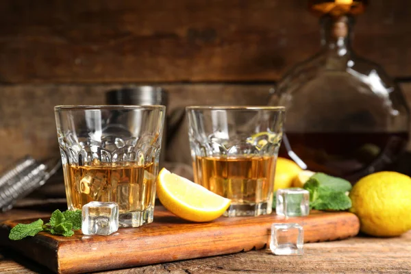 Bord Met Glazen Rum Limoen Ijsblokjes Houten Ondergrond — Stockfoto
