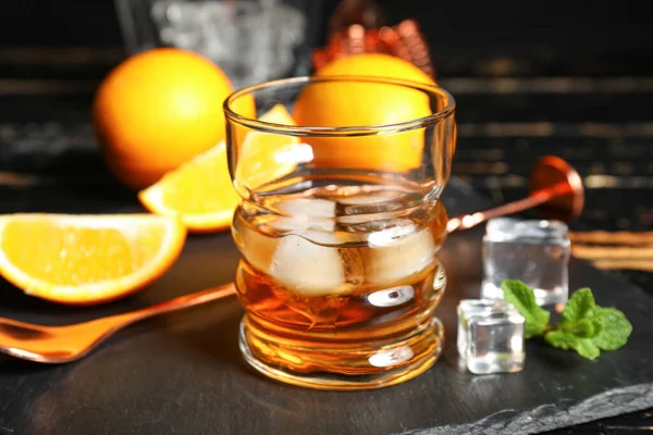 Glas Rum Met Ijsblokjes Donkere Houten Ondergrond — Stockfoto