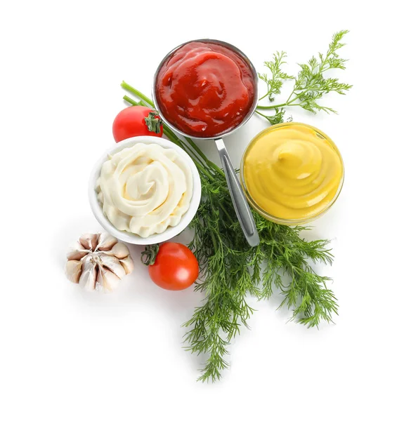 Schalen Met Verschillende Sauzen Ingrediënten Geïsoleerd Witte Achtergrond — Stockfoto
