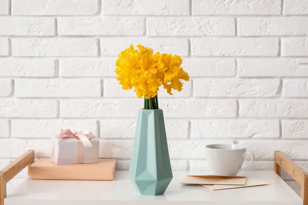Vase Mit Narzissenblüten Geschenk Tasse Tee Und Umschlägen Auf Dem — Stockfoto