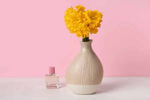 Narkissus Çiçekli Vazo Pembe Duvarın Yanındaki Masada Parfüm — Stok fotoğraf