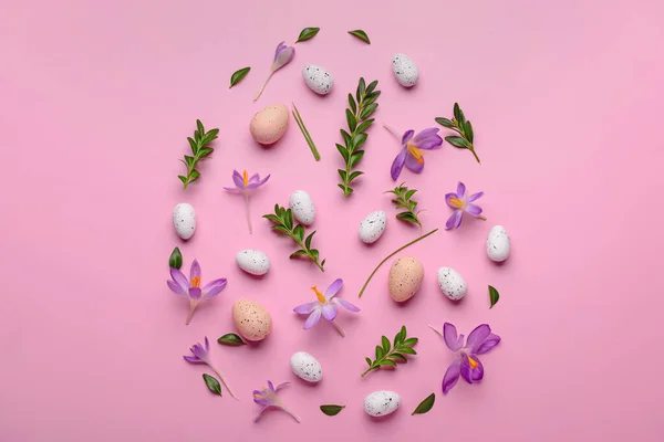 Composizione Creativa Con Uova Pasqua Bellissimi Fiori Croco Foglie Piante — Foto Stock