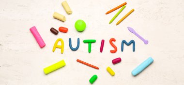 Işık arkaplanında Kelime AUTISM ve Plastikçin