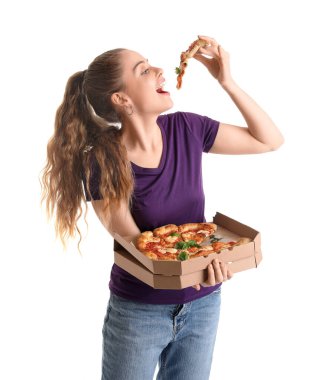 Beyaz arka planda lezzetli pizza yiyen genç bir kadın.