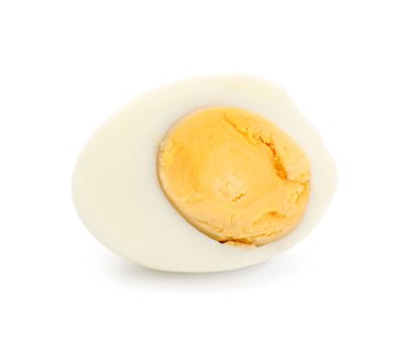 Lezzetli haşlanmış yumurtanın yarısı beyaz arka planda izole edilmiş.
