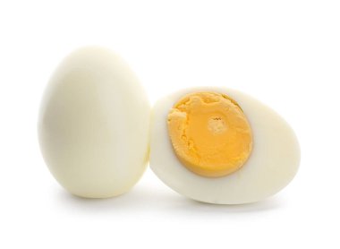 Beyaz arka planda izole edilmiş lezzetli haşlanmış yumurtalar.