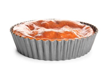 Beyaz arka planda izole edilmiş fırın şeklinde leziz etli turta.