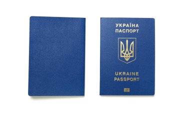 Beyaz arka planda Ukrayna pasaportları