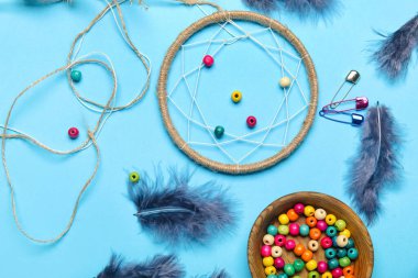 Mavi arka planda rüya yakalayıcı yapmak için malzemeler