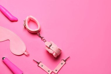 Pembe arka planda farklı seks oyuncakları