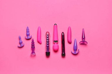 Pembe arka planda anal tıkaçları olan vibratörler
