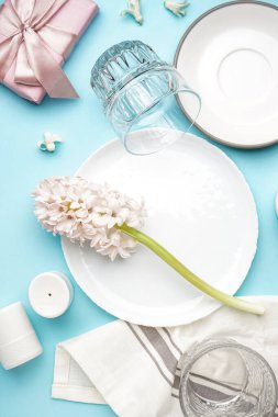 Temiz tabaklar ve mavi arka planda güzel sümbül çiçekleri olan kompozisyon