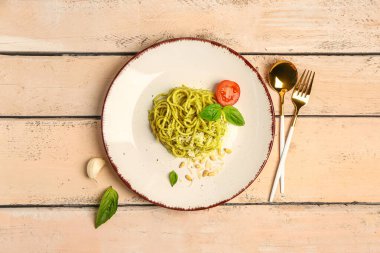 Lezzetli soslu makarna ve ahşap kaplama domatesli tabak.