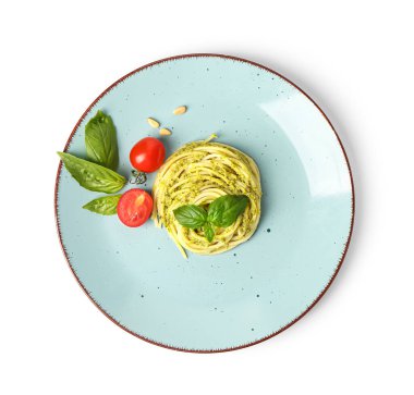 Lezzetli soslu makarna ve beyaz arka planda domates tabağı.