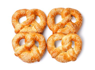 Beyaz arkaplanda izole edilmiş lezzetli krakerler