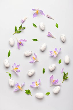 Paskalya yumurtaları, bitki yaprakları ve arka planda kır çiçekleri, yakın plan