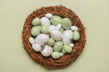 Renkli arka planda farklı Paskalya yumurtaları olan yuva