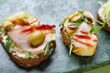 Krem peynirli, jambonlu ve soslu lezzetli sandviçler.