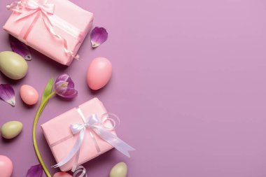 Lale ve leylak arkaplanlı Paskalya yumurtaları.