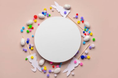 Paskalya yumurtaları ve bej arka planda ponponlar olan boş kart.