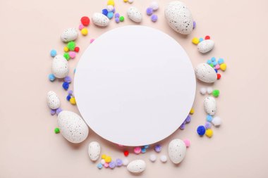 Paskalya yumurtaları ve bej arka planda ponponlar olan boş kart.